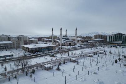 Ağrı’da kar sonrası kartpostallık görüntüler oluştu