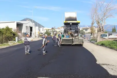 AntalyaBüyükşehir Finike’nin ana arterlerini sıcak asfalt ile kaplıyor