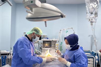 Batman'da kemik yetersizliği olan hastaya sinüs lift ameliyatı yapıldı