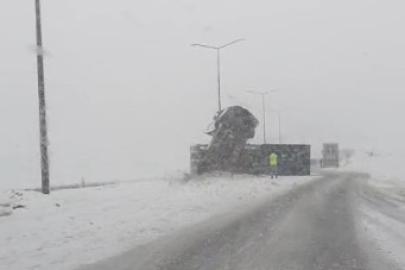 Bitlis’te kontrolden çıkan tır yan yattı