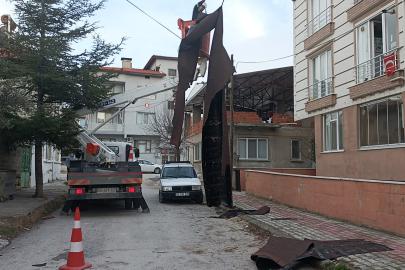 Çatıdan kopan yalıtım malzemesi tellerin üzerine düştü