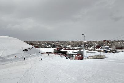 Cemre suya düştü ama Ağrı'da soğuklardan kayak pistinde kış mesaisi sürüyor