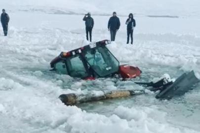 Çıldır Gölü'nde buz kırıldı, traktör suya gömüldü