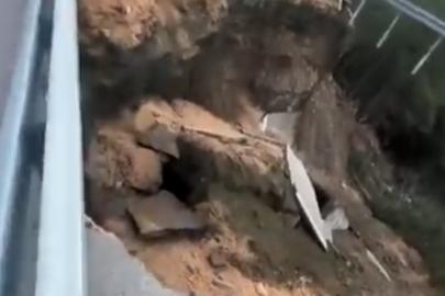 Çöken kara yolunda 10 metrelik çukur oluştu