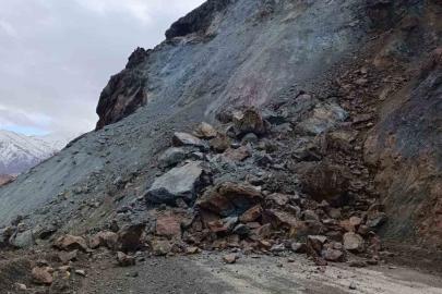 Elazığ’da heyelan yolu kapadı