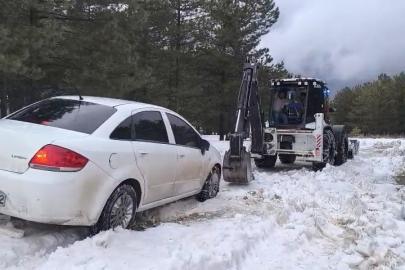 Elazığ’da karda mahsur kalan otomobil kurtarıldı