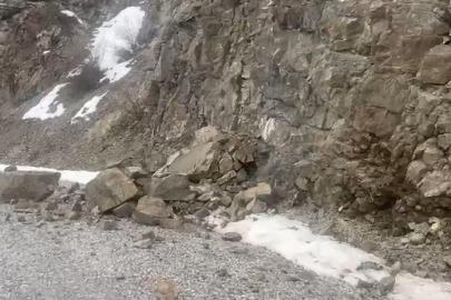 Erzincan’daki 4,9’luk depremin merkez üssünden yeni görüntüler: Kaya parçaları yola böyle düştü