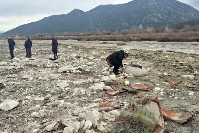 Göl kenarındaki küplere inceleme