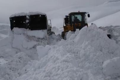 Hakkari’de karla mücadele: 143 yerleşim yerinin yolu ulaşıma açıldı