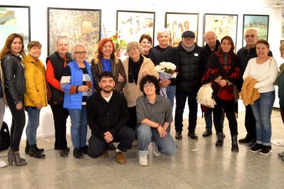 Hem çiziyor hem yazıyor