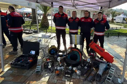 İzmir’de deprem anması: Arama kurtarma ekipmanları sergilendi