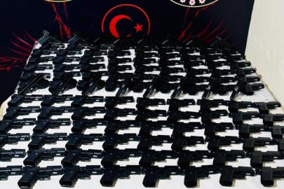 İzmir'de güvercin kümesinde 124 ruhsatsız tabanca ele geçirildi