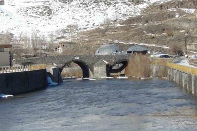 Kars Çayı’nda erken bahar: Zemheri beklenirken buzlar çözüldü