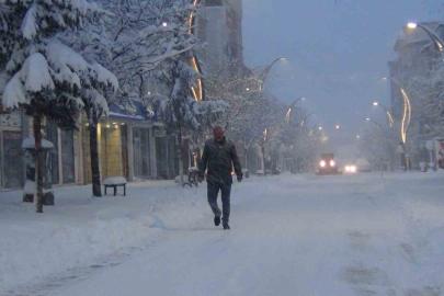 Kars’ta eğitime kar engeli: 40 santimetre kar yağdı!