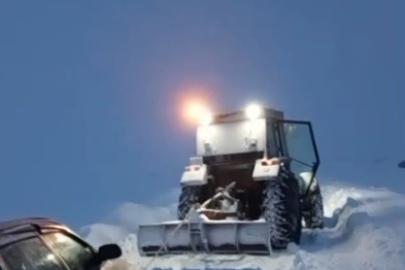 Kars’ta kara saplanan aracı vatandaş traktörüyle kurtardı