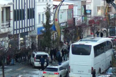 Kars’ta kontrolden çıkan araç ağaca çarparak durabildi