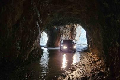 Kemaliye’de Taş Yolu’nda kar suları tünelleri bastı