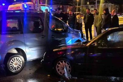 Kırmızı ışık ihlali kazaya neden oldu: 2 yaralı