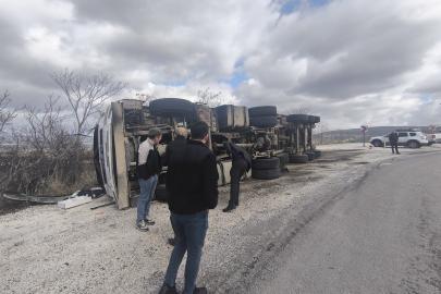 Kontrolden çıkan TIR devrildi