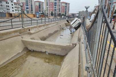 Malatya’da kontrolden çıkan pikap kanala uçtu