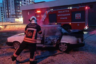 Malatya'da park halindeki otomobilde yangın
