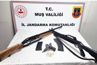 Muş’ta ruhsatsız silah operasyonu: 3 şüpheli gözaltına alındı