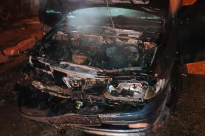 Park halindeki otomobil alev alev yandı