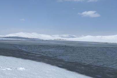 Patnos Barajı, karla örtülü dağlar ve mavi rengiyle büyüledi
