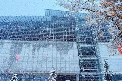 Patnos’ta sıcak hava yerini kar yağışına bıraktı