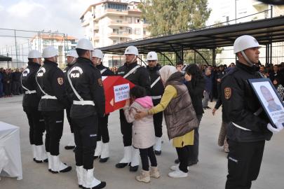 Polis babasının tabutunun başında gözyaşı döktü