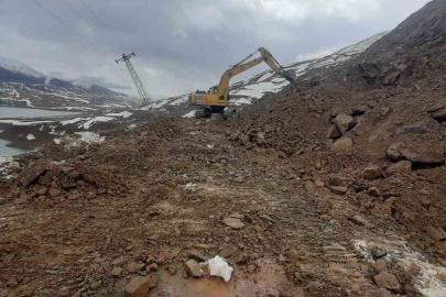 Solhan’da heyelan ve yol çökmesine karşı yoğun mesai
