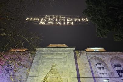 Tarihi Bursa Ulu Cami’nde “Kul hakkından sakın” mahyası yakıldı