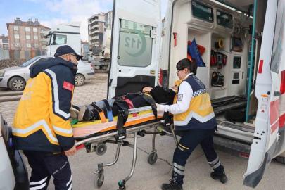 Ters yöne giren kamyonet, öğrenci servisine çarptı: 9 yaralı