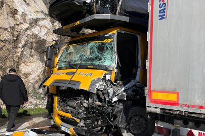 TIR'lar çarpıştı, sürücüler yaralandı