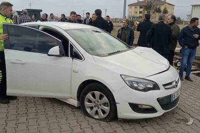 Tren hemzemin geçitte araca çarptı: 3 yaralı