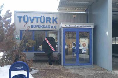 TÜVTÜRK’e siyah çelenk bırakıldı