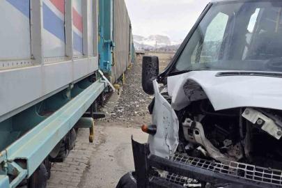 Van’da faciadan dönüldü: Tren ile okul servisi çarpıştı