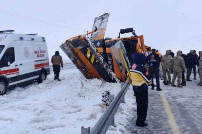 Van’da Karayollarına ait iş makinesi kaza yaptı: 1 ölü, 1 ağır yaralı