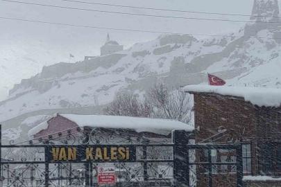 Van’da kardan dolayı kapanan 390 yoldan 230’u açıldı