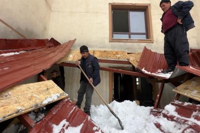 Yüksekova’da kar esareti: Çatıdan düşen kar kütlesi iş yerlerine hasar verdi
