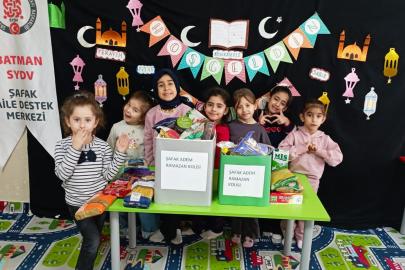 4-6 Yaş Kur'an kursu öğrencileri Ramazan kolileri hazırladı