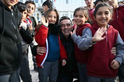 Ağrı Emniyet Müdürü Önder, öğrencilerle buluşarak polislik mesleğini tanıtıyor