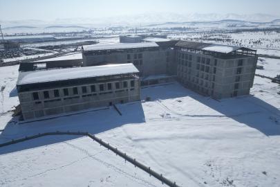 Ağrı'da sismik izolatörlerin kullanıldığı 270 yataklı hastanenin inşası sürüyor