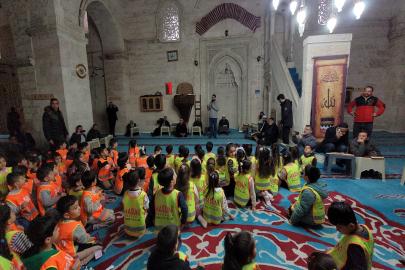 Asırlık camide yaşlılara anlamlı ziyaret