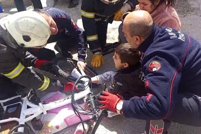 Ayağı bisiklete sıkışan çocuğu itfaiye kurtardı