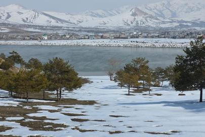 Bahar yüzünü gösterdi: Sıhke Göleti’nin buzları tamamen çözüldü