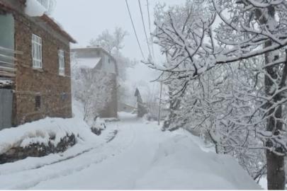 Bahçesaraylılar açtıkları kar tünelleriyle günlük hayatlarını sürdürüyor