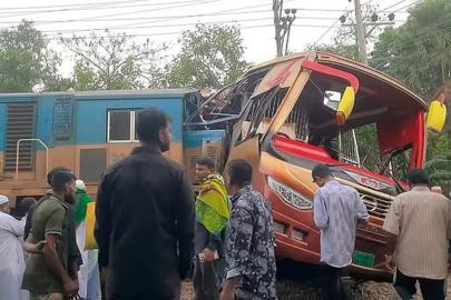 Bangladeş'te otobüs ile tren çarpıştı: 12 ölü, 26 yaralı