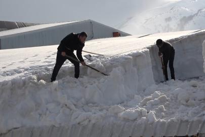 Bitlis’te çatılarda yoğun mesai