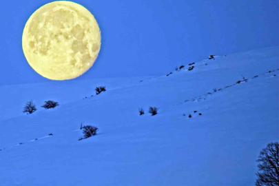 Bitlis’te karlı dağlarla bütünleşen ay manzarası mest etti